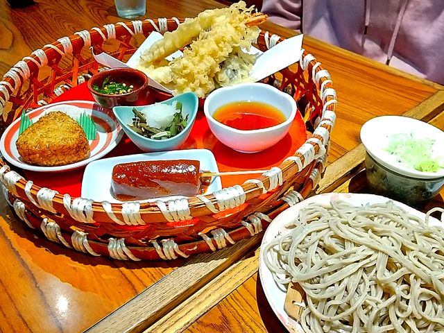 天婦羅と小鉢が。賑やか。_やぶ忠