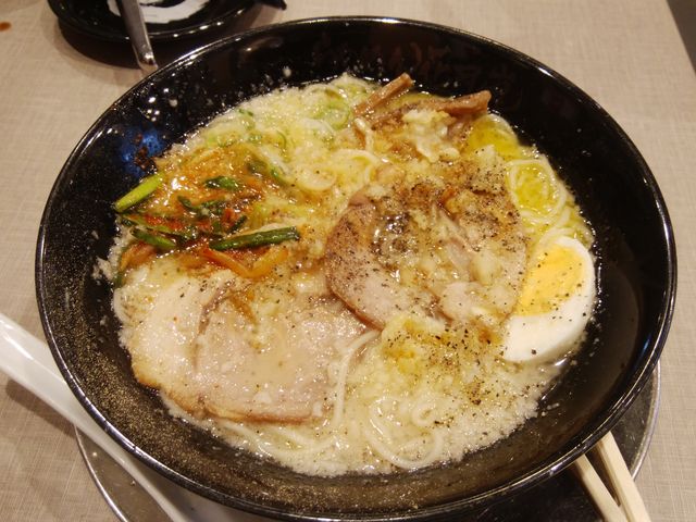 コストパフォーマンスは悪くない、おいしいラーメンです。「嵐げんこつらあめん 塩」でした。_らあめん花月嵐西葛西メトロセンター1番街店