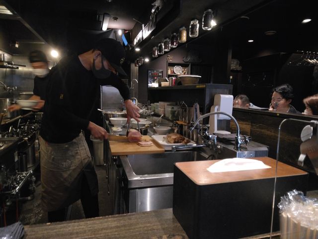 カウンター席中心のラーメン屋さんでした。_スパイス・ラー麺 卍力 西葛西店