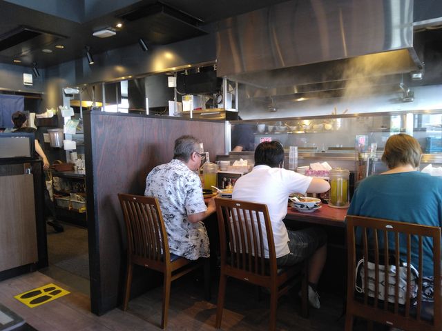 お客さんはみんながむしゃらになってラーメンを食べています。_丸源ラーメン 市川大野店