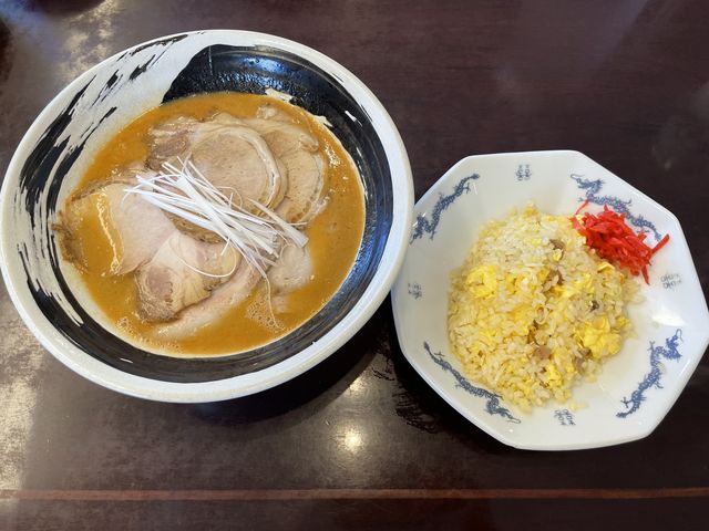 ラーメンチャーハンセット(チャーシュー坦々麺)
坦々麺の辛さが選べて、チャーハンも美味しかったです_初代 しげ
