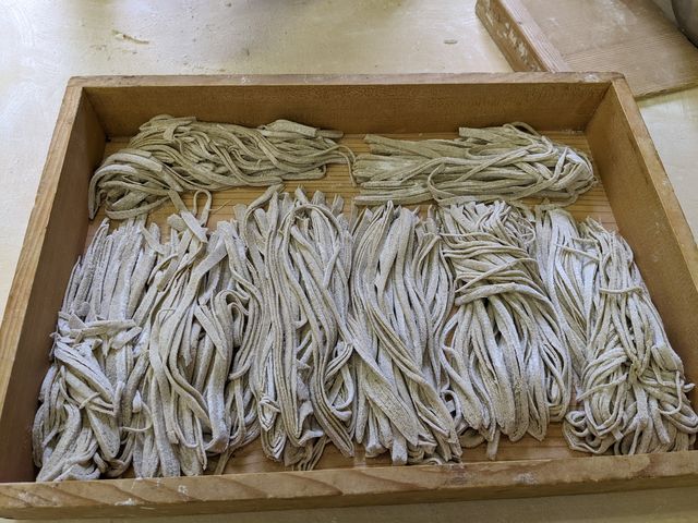 不揃いに切れた麺がまたいい♪_セミナーハウス山びこ
