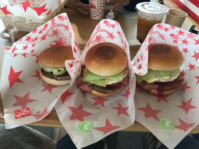 マヨネーズたっぷりの佐世保バーガーを美味しく頂きました。_バーガーショップラッキーズ