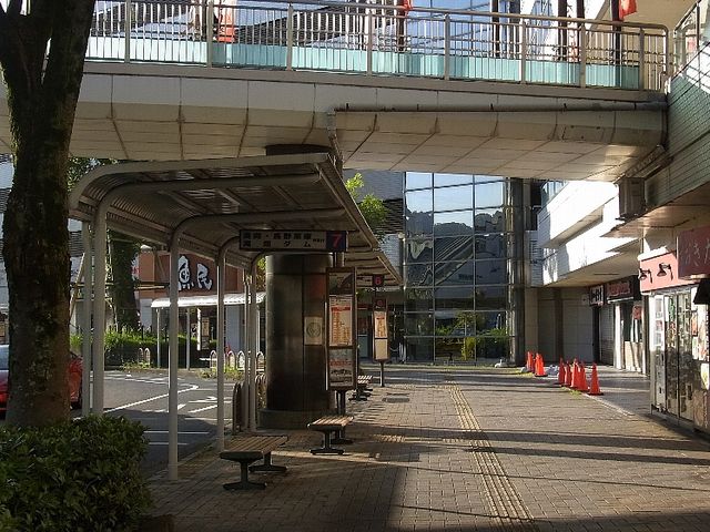 バス停7番の前が居酒屋おおきた、隣りが観光案内所です。案内所の上に鳥貴族があります。_河内長野市観光案内所