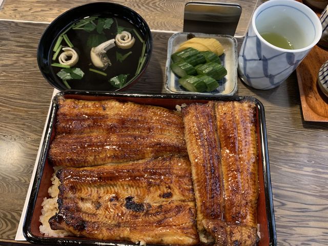 大きなうなぎがたくさん乗ってる!_本町うなよし
