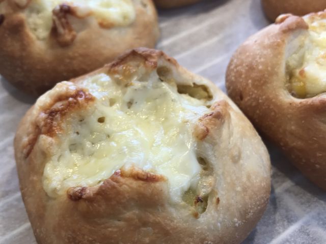 アンチョビポテトパン、仕上げにパセリふりました。ふってから写真撮ればよかったです笑_笑顔がはずむパン教室