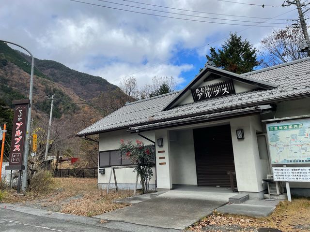 横に6台位止めれる駐車場が有ります。_そば処、アルプス