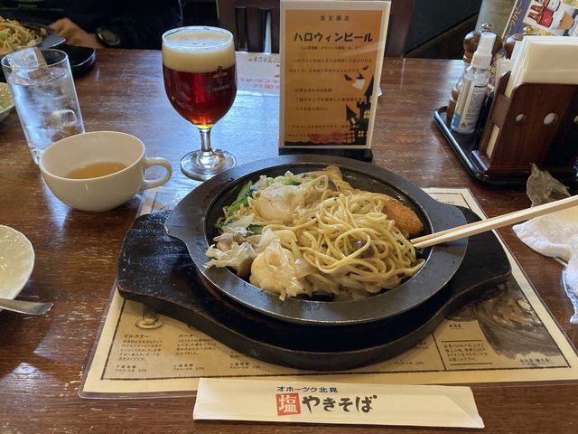 塩焼きそばとハロウィンビール!美味しいです_オホーツクビアファクトリー