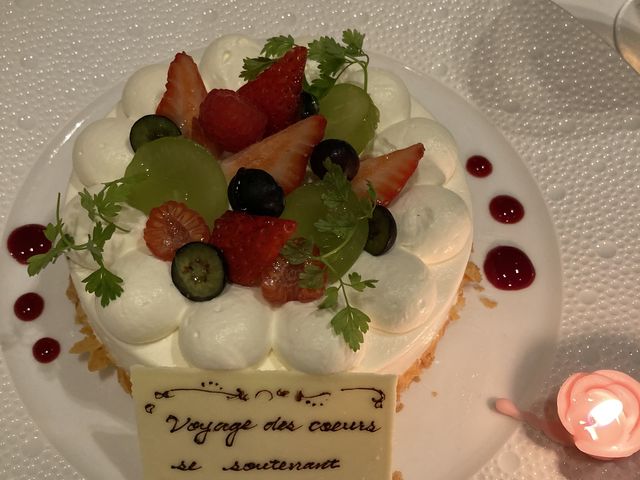 記念日のメッセージを自分でオーダー出来ました。
お味も甘すぎず美味でした。ケーキはテイクアウトOK_ラ・フェット・ひらまつ