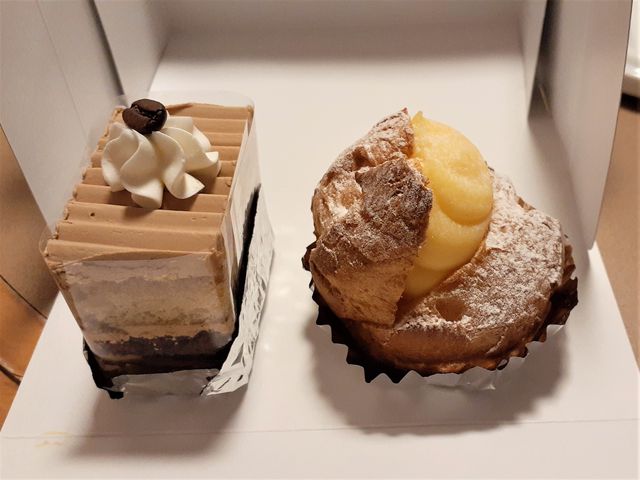 右のプチシュークリームは100円という安さ!_ピュイ・ダムール