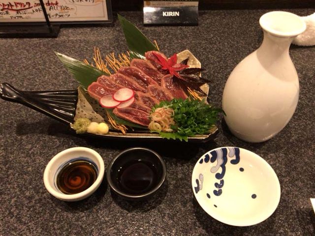 鹿肉のたたきと燗酒_あや菜