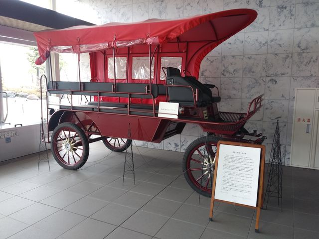 駅の中には赤いきれいな馬車が。_船小屋温泉