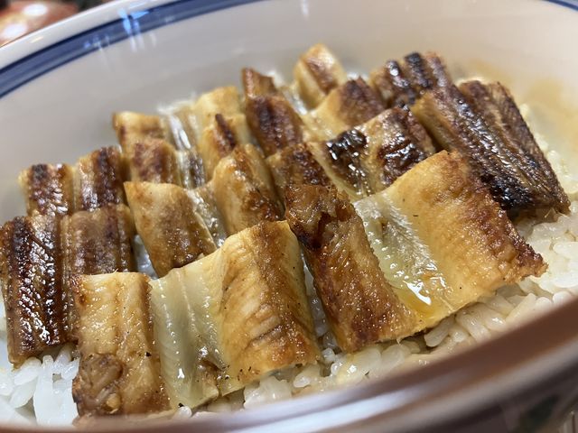あなご飯の写真です。さらにお漬物と牡蠣のお吸い物がつきます。_ふじたや