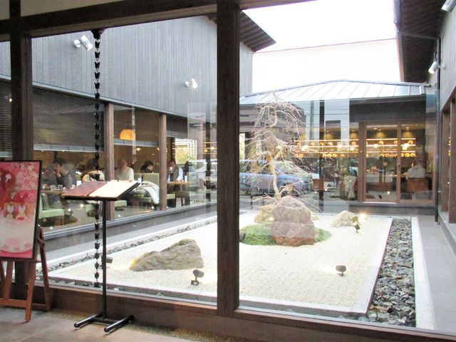 中庭には桜の木があるのが桜珈琲のアイデンティティー。_桜珈琲 松原店