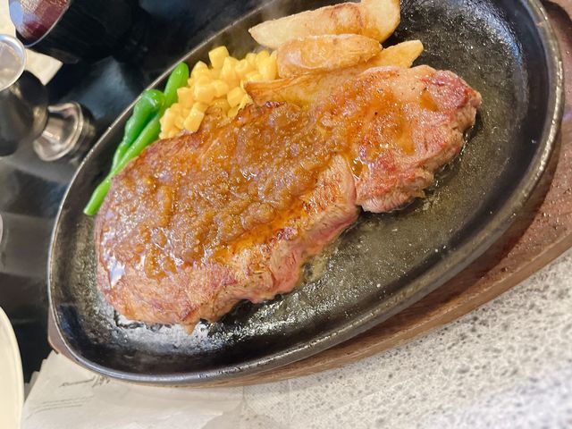 サーロインステーキです。この他にちょっとリーズナブルな、蘭ステーキと言うのもあります。_蘭