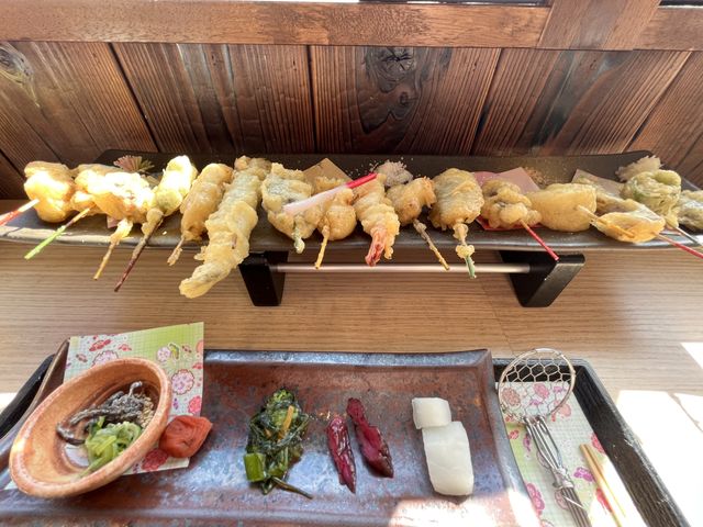 16種のうち定番8種。残りの8種は旬の食材を自分でチョイスします。同じものは2個注文するのは不可。_舞妓飯 本店