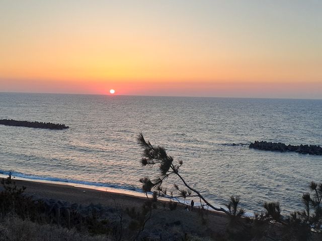 夕日の森展望台から見た夕日_恋人の聖地・鵜の浜温泉海岸