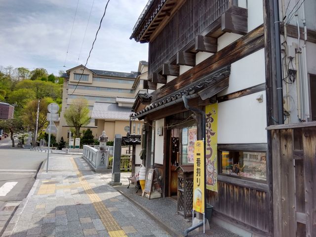 駅前通りを歩いて南部神社登り口の手前にある店_CocoKana・軽食喫茶