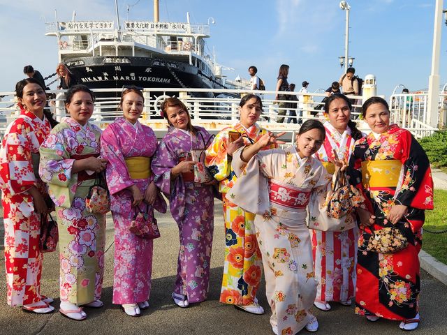 お友達たち大喜び!美しい日本文化で国際交流!_着物レンタルVASARA 横浜みなとみらい店