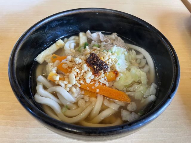 吉田うどん。別添の唐辛子ペーストを加えると予想外の辛さ。_Gateway・Fujiyama・河口湖駅店