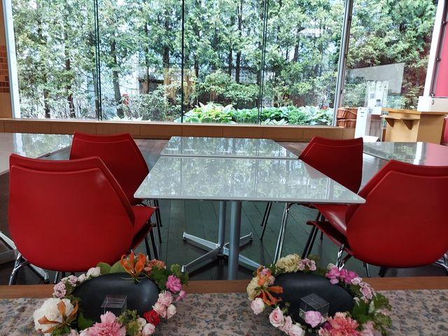 カフェは、可愛くて緑も見えます_六花亭 真駒内六花亭ホール店