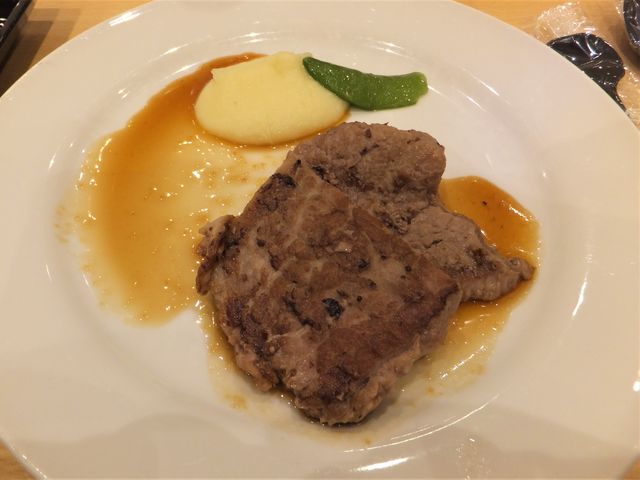 夕食ビュッフェ:合成肉だけど味付けの良いステーキ。_大江戸温泉物語 南紀串本