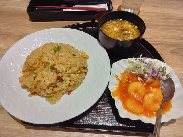 少しオムライスっぽい「五目チャーハン」でした。_梅蘭 ヤエチカ店