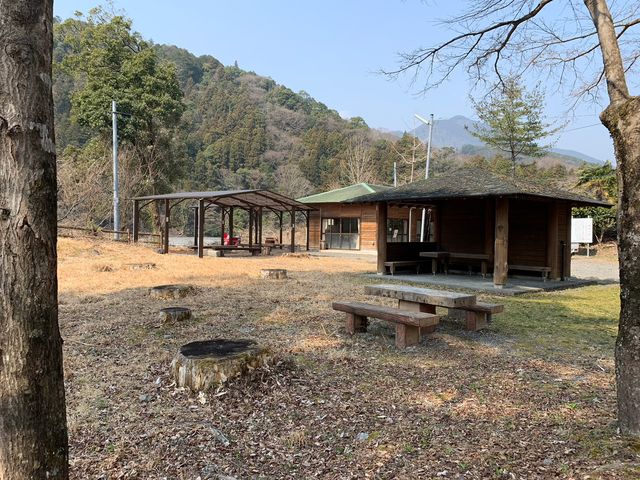 店外の屋根付きベンチ_両国吊り橋茶屋