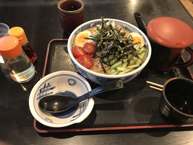 肉そばはラー油とお酢で味変_草笛