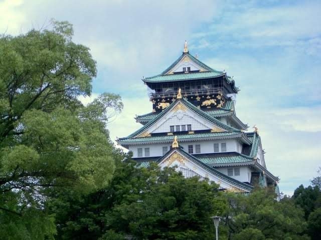 豊臣秀吉が築いた大阪城 。
大阪の街中にそびえ立ちます!
_大阪城