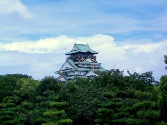 外壁が見事で圧巻です。
週末は人が多いです_大阪城