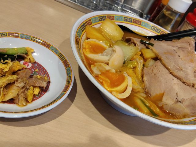 ラーメンの手前がサービスです。_天理スタミナラーメン 近鉄奈良駅前店
