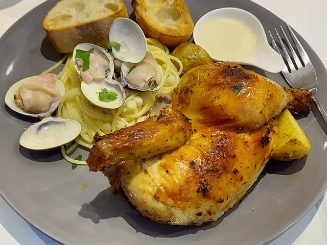 ワンプレートのランチです。このプレートに、サラダとスープがついていました。
鶏肉は絶品_La Pappa ラパッパ