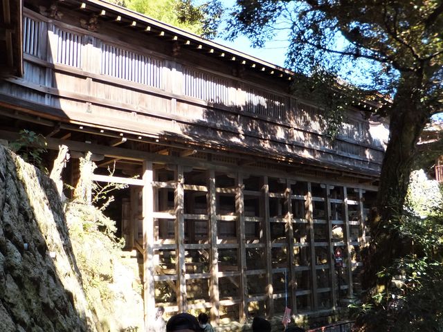 都久夫須麻神社に向かう参道から見る舟廊下と掛け造りの土台。_竹生島宝厳寺舟廊下
