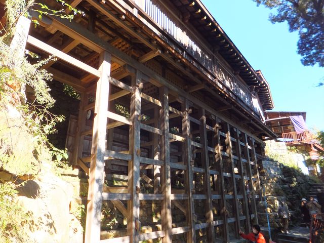 都久夫須麻神社に向かう参道から舟廊下を見上げると、掛け造りの土台を間近に見ることができます。_竹生島宝厳寺舟廊下