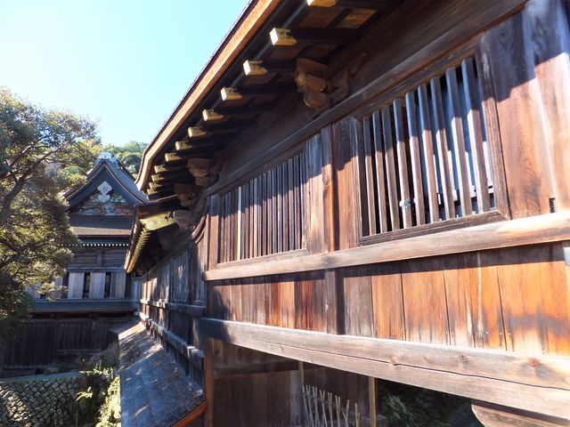 舟廊下の垂木は、唐門と同じく黒漆塗りされ金鍍金の飾り金具が使われている。_竹生島宝厳寺舟廊下