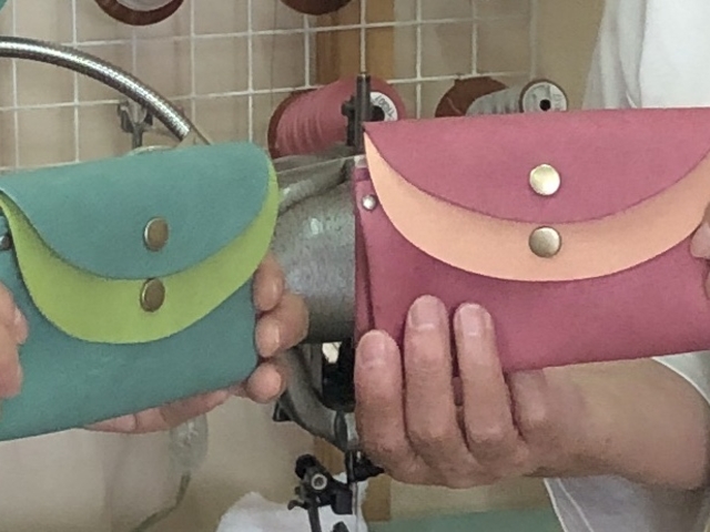 実際の色はこちらが近いです。
容量たっぷりの可愛らしい財布が完成。_革工房ナスタチウム