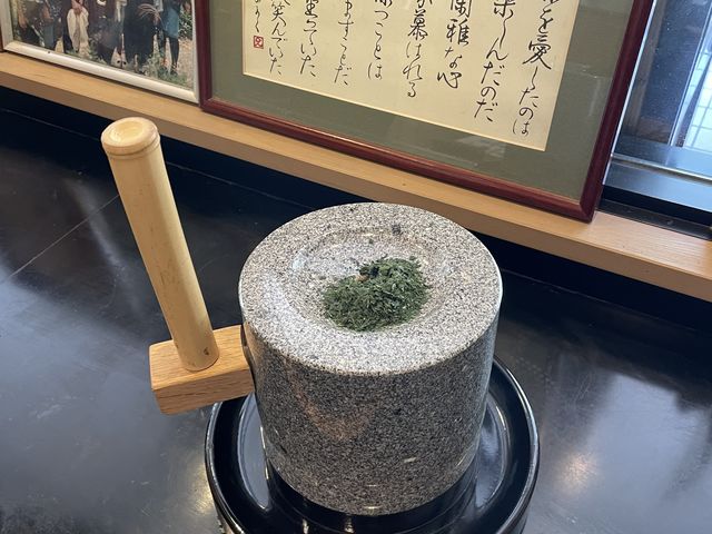 小さめの石臼。
あまり重く無いので力の無い方も
いけます。
_お茶の郷 木谷山
