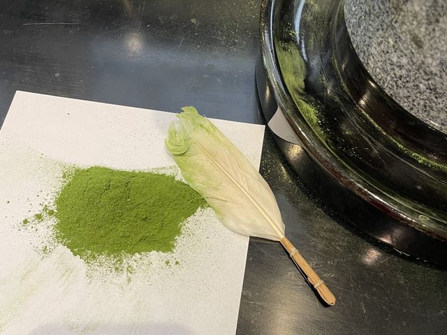 鳥の羽で集めてできあがり!_お茶の郷 木谷山