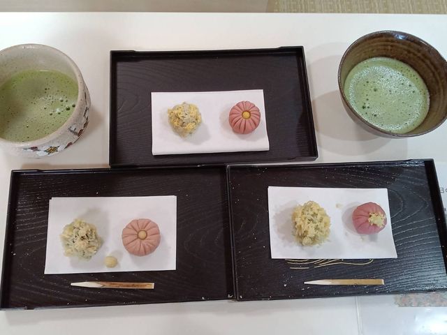 上が手本、下が私達。抹茶追加注文しとても美味しく頂きました。_日本文化体験 庵an京都