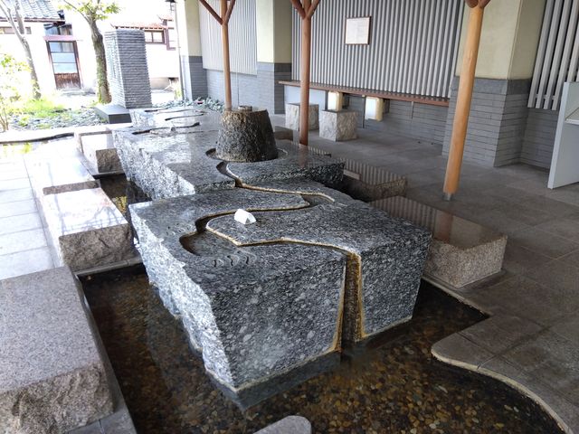 文芸館前の足湯。そんなに人はいなくてゆっくりできましたね。_城崎文芸館