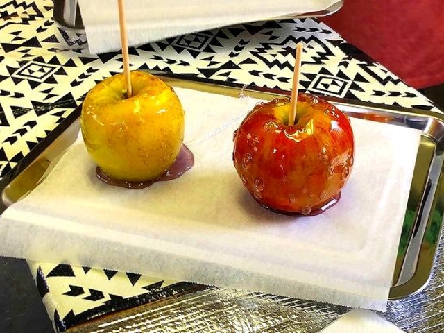 美味しそうな シナノスイートとシナノゴールドのリンゴ飴が完成w_NTA FARM