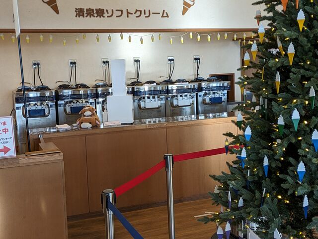 清泉寮ジャージーハットの本館側入口から入ってすぐに、ソフトクリーム専用のカウンターがあります。_清泉寮ジャージーハット