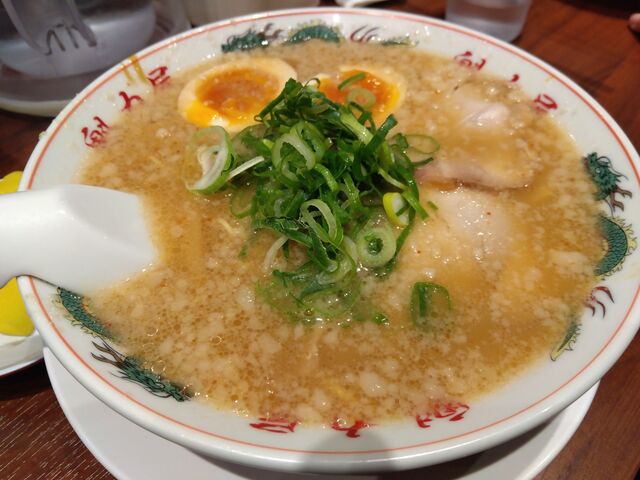 相方が注文したあっさりめの豚骨スープのやつ。煮玉子はトッピングで入れてます。_ラーメン魁力屋 高槻店
