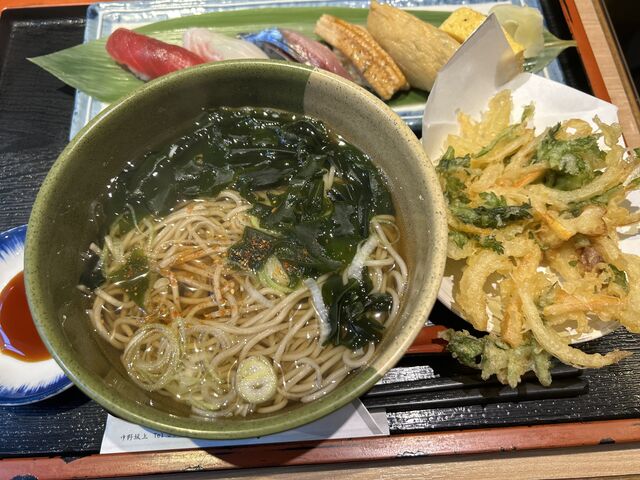 ランチメニュー
寿司5貫とかき揚げそば1000円_きゅう