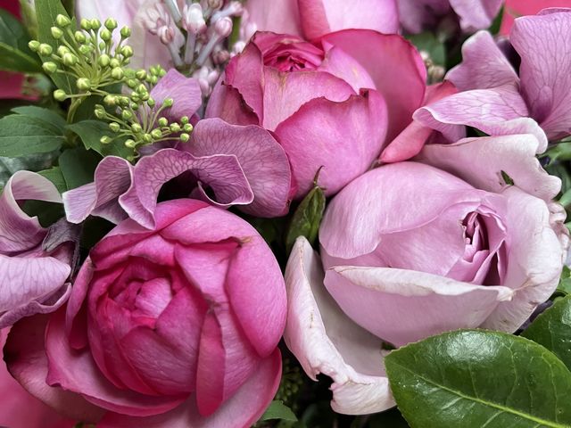 ピンク系の可愛い薔薇の花束です。香りが素敵です。_FLOWER ARTIST CYRILLE RENOUX