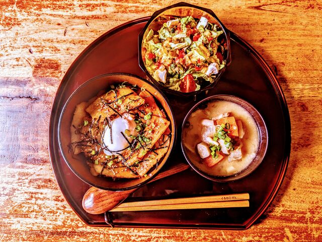 特製醤油ダレで焼き上げた豚丼です。サラダと汁ものが付きます。_黒猫軒