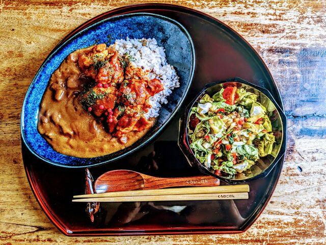 タンドリーチキンカレーに、自家製ドレッシングがかかったサラダが付きます。_黒猫軒