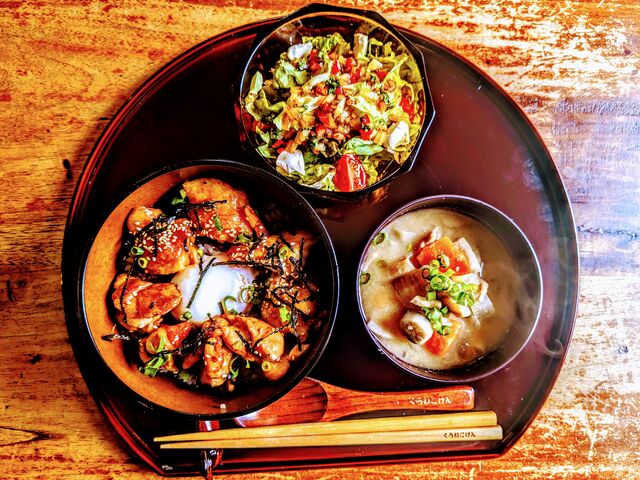 特製醤油ダレで焼きあげた鶏丼です。
黒猫軒特製サラダと汁物が付きます。_黒猫軒