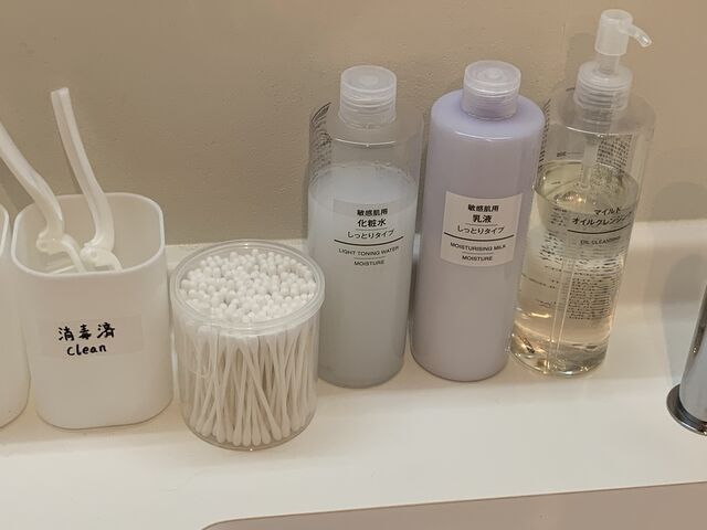 アメニティはこの他、ヘアゴム、髭剃り、ティッシュ。
麦茶、フェイスタオル、バスタオル完備。
_寅家